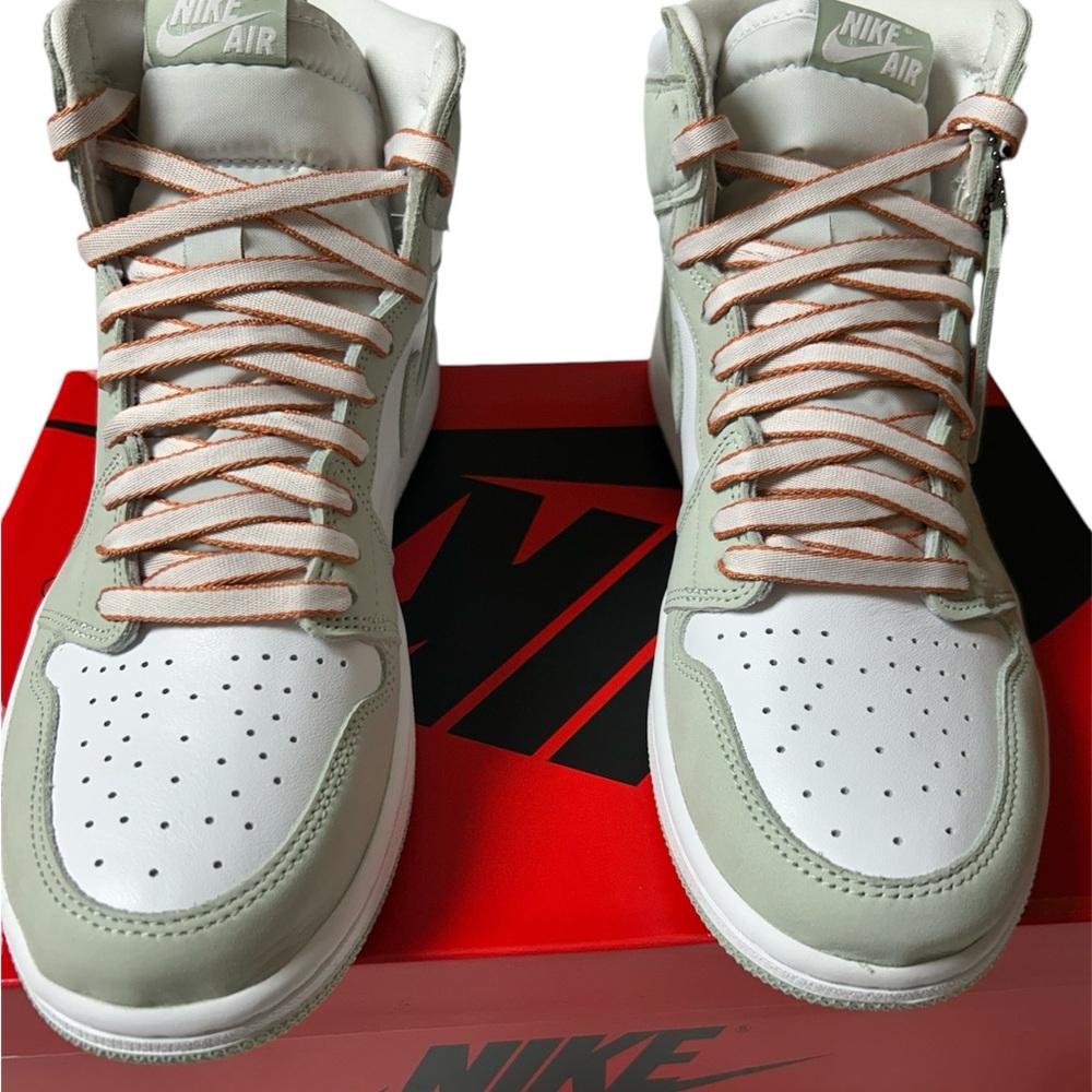 Jordan 1 High OG - Picture 3 of 4